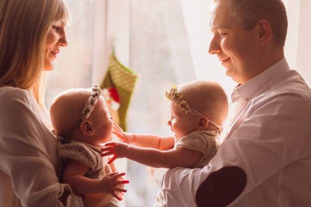 pós-parto para a mãe de gêmeos